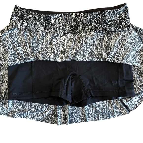 Lululemon Athletica Lost In Pace Black and White Pleated Mini Skirt Like New - Picture 6 of 9